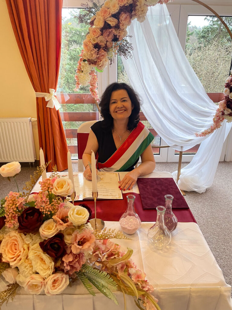 Szertartásvezetés Miskolc – Esküvői ceremónia aláírással, elegáns környezetben