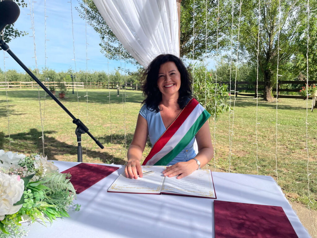 Szertartásvezető Miskolcon – Kültéri esküvői szertartás természetközeli helyszínen