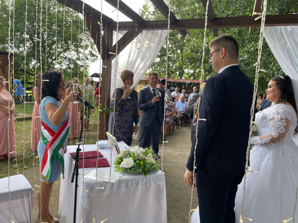 Szertartásvezetés Miskolc környékén – Kültéri esküvői ceremónia személyes pillanatokkal