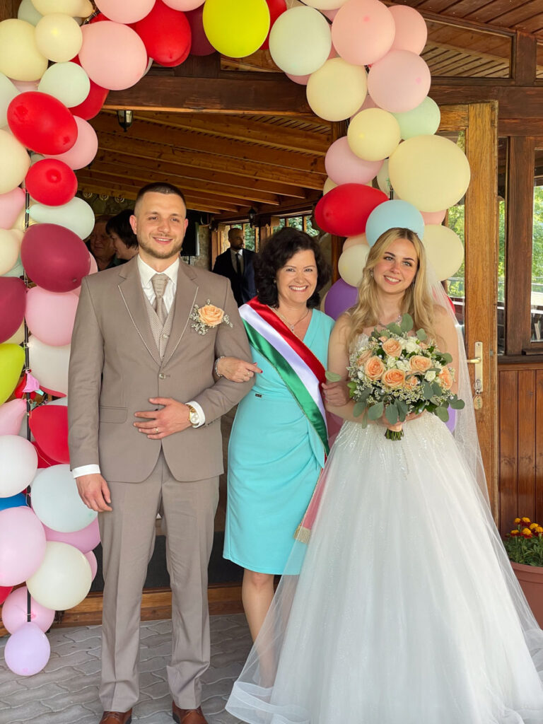 Szertartásvezető Miskolcon – Esküvői szertartás boldog párral