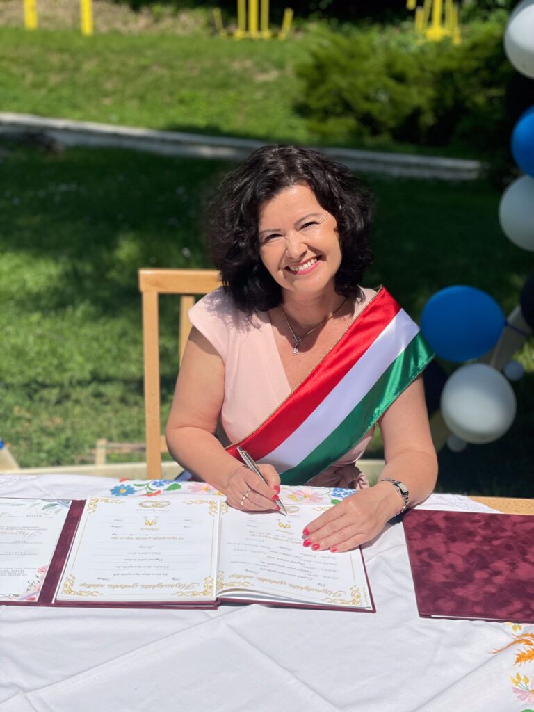 Szertartásvezető szabadtéri esküvőn – Mosolygós, személyes ceremónia