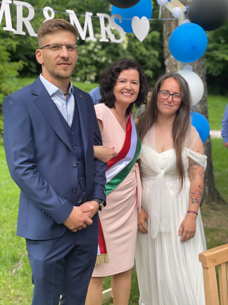 Szertartásvezetés Miskolc – Személyes esküvői szertartás boldog párral