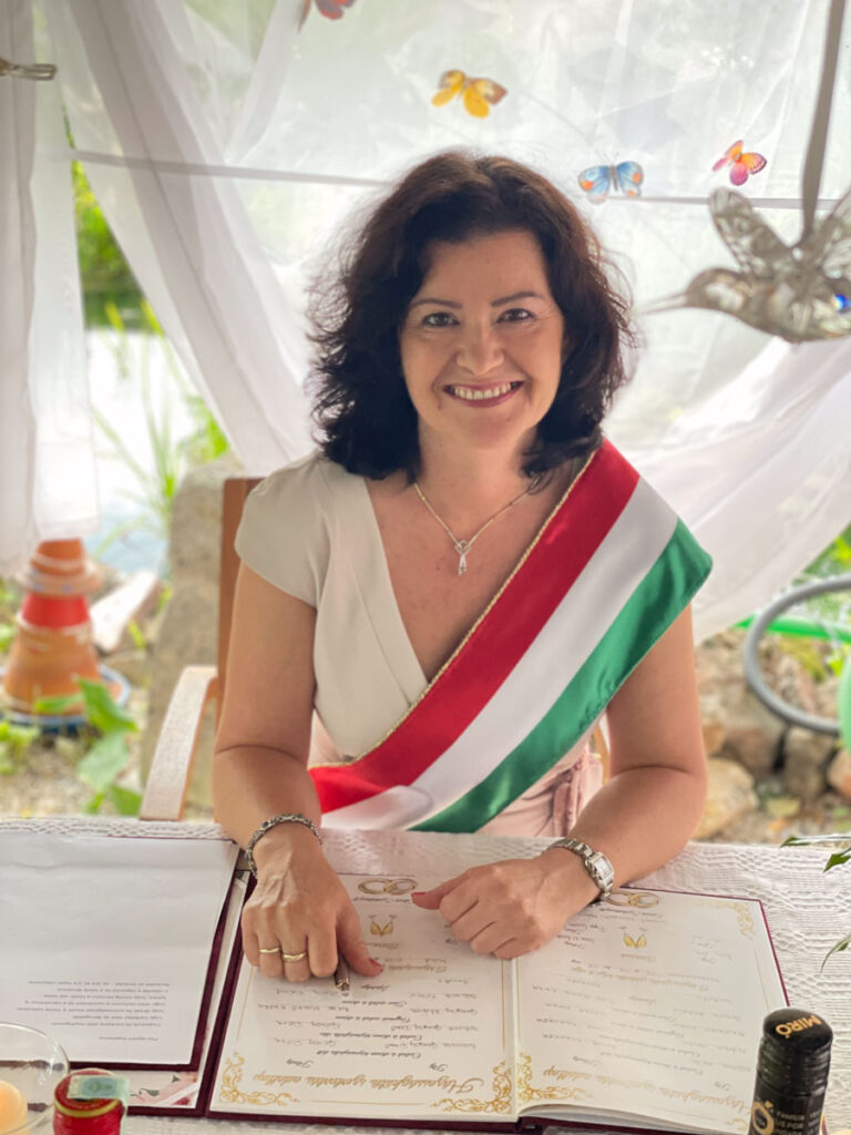 Szertartásvezetés Miskolc környékén – Anyakönyv aláírása személyes ceremónián